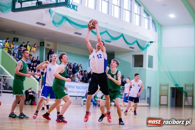 Zdjęcie w galerii na portalu naszraciborz.pl: Koszykówka chłopców szkół ponadgimnazjalnych w Arenie Rafako wiadomości z regionu