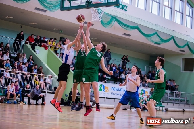 Zdjęcie w galerii na portalu naszraciborz.pl: Koszykówka chłopców szkół ponadgimnazjalnych w Arenie Rafako wiadomości z regionu