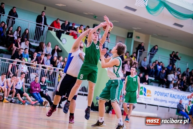 Zdjęcie w galerii na portalu naszraciborz.pl: Koszykówka chłopców szkół ponadgimnazjalnych w Arenie Rafako wiadomości z regionu