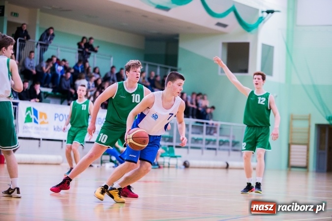 Zdjęcie w galerii na portalu naszraciborz.pl: Koszykówka chłopców szkół ponadgimnazjalnych w Arenie Rafako wiadomości z regionu
