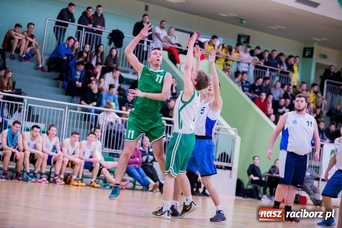 Zdjęcie w galerii na portalu naszraciborz.pl: Koszykówka chłopców szkół ponadgimnazjalnych w Arenie Rafako wiadomości z regionu