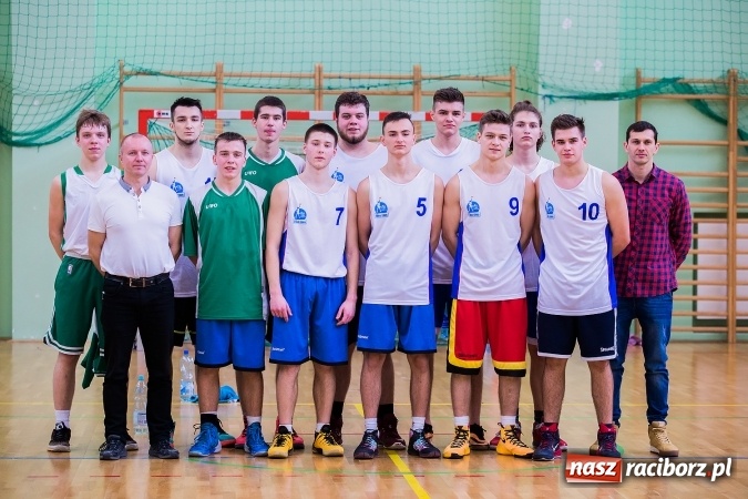 Zdjęcie w galerii na portalu naszraciborz.pl: Koszykówka chłopców szkół ponadgimnazjalnych w Arenie Rafako wiadomości z regionu