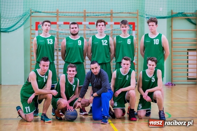 Zdjęcie w galerii na portalu naszraciborz.pl: Koszykówka chłopców szkół ponadgimnazjalnych w Arenie Rafako wiadomości z regionu