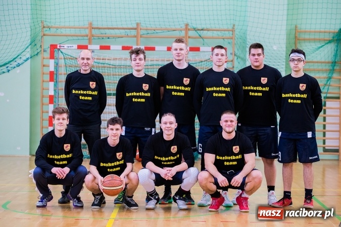 Zdjęcie w galerii na portalu naszraciborz.pl: Koszykówka chłopców szkół ponadgimnazjalnych w Arenie Rafako wiadomości z regionu