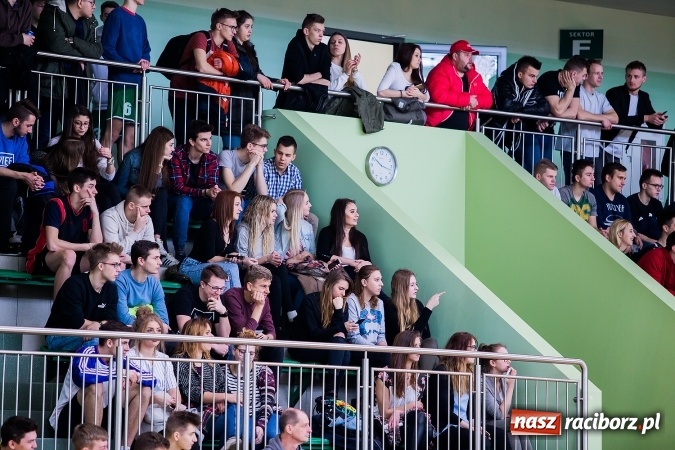 Zdjęcie w galerii na portalu naszraciborz.pl: Koszykówka chłopców szkół ponadgimnazjalnych w Arenie Rafako wiadomości z regionu