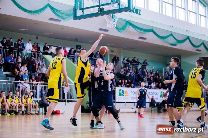 Zdjęcie w galerii na portalu naszraciborz.pl: Koszykówka chłopców szkół ponadgimnazjalnych w Arenie Rafako wiadomości z regionu