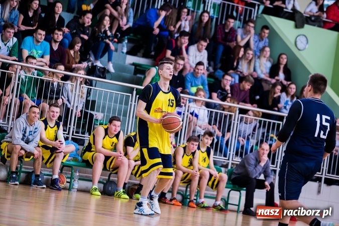 Zdjęcie w galerii na portalu naszraciborz.pl: Koszykówka chłopców szkół ponadgimnazjalnych w Arenie Rafako wiadomości z regionu
