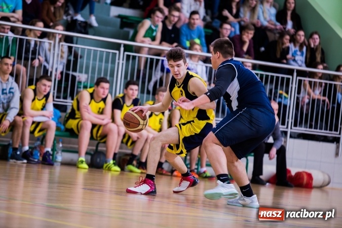 Zdjęcie w galerii na portalu naszraciborz.pl: Koszykówka chłopców szkół ponadgimnazjalnych w Arenie Rafako wiadomości z regionu