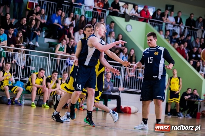Zdjęcie w galerii na portalu naszraciborz.pl: Koszykówka chłopców szkół ponadgimnazjalnych w Arenie Rafako wiadomości z regionu