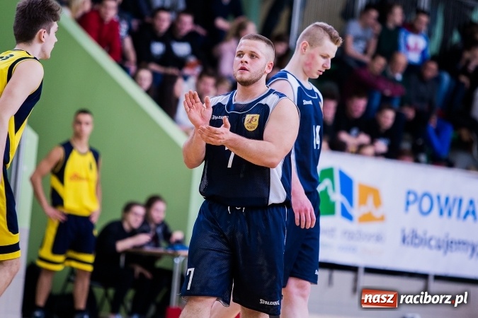 Zdjęcie w galerii na portalu naszraciborz.pl: Koszykówka chłopców szkół ponadgimnazjalnych w Arenie Rafako wiadomości z regionu