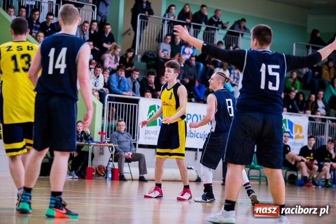 Zdjęcie w galerii na portalu naszraciborz.pl: Koszykówka chłopców szkół ponadgimnazjalnych w Arenie Rafako wiadomości z regionu