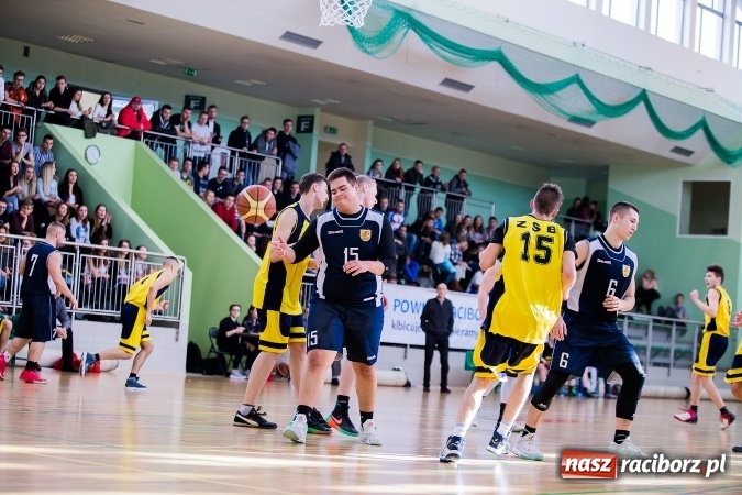 Zdjęcie w galerii na portalu naszraciborz.pl: Koszykówka chłopców szkół ponadgimnazjalnych w Arenie Rafako wiadomości z regionu