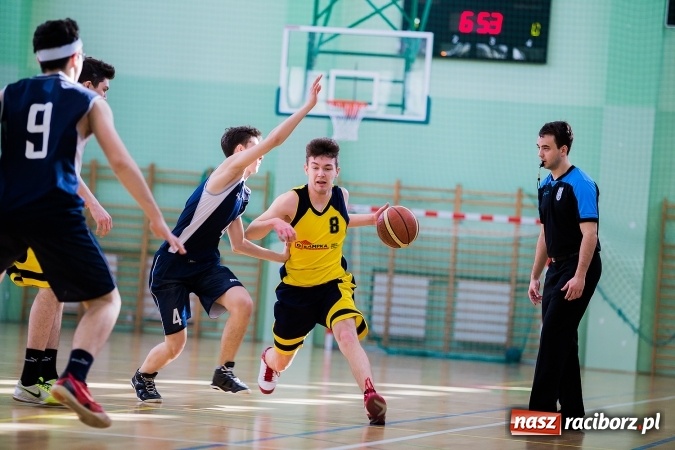 Zdjęcie w galerii na portalu naszraciborz.pl: Koszykówka chłopców szkół ponadgimnazjalnych w Arenie Rafako wiadomości z regionu