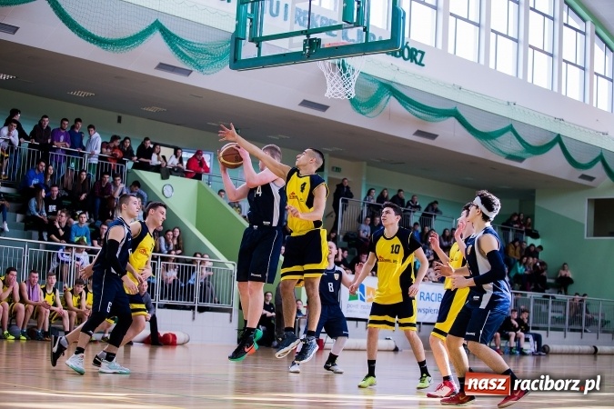 Zdjęcie w galerii na portalu naszraciborz.pl: Koszykówka chłopców szkół ponadgimnazjalnych w Arenie Rafako wiadomości z regionu