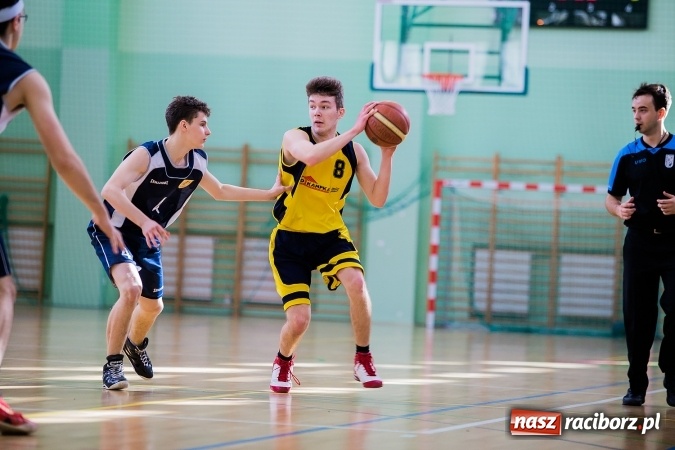 Zdjęcie w galerii na portalu naszraciborz.pl: Koszykówka chłopców szkół ponadgimnazjalnych w Arenie Rafako wiadomości z regionu