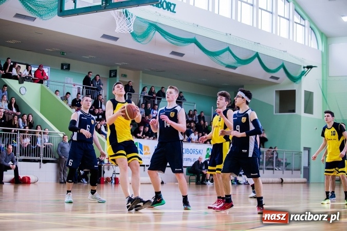 Zdjęcie w galerii na portalu naszraciborz.pl: Koszykówka chłopców szkół ponadgimnazjalnych w Arenie Rafako wiadomości z regionu