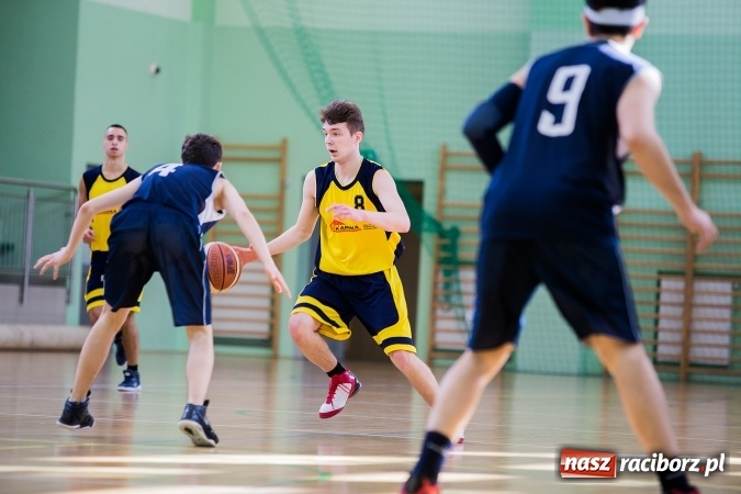 Zdjęcie w galerii na portalu naszraciborz.pl: Koszykówka chłopców szkół ponadgimnazjalnych w Arenie Rafako wiadomości z regionu