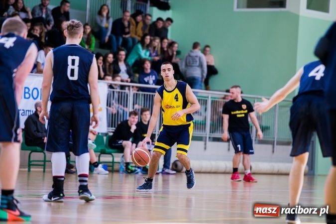 Zdjęcie w galerii na portalu naszraciborz.pl: Koszykówka chłopców szkół ponadgimnazjalnych w Arenie Rafako wiadomości z regionu