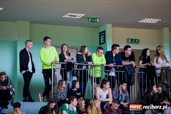 Zdjęcie w galerii na portalu naszraciborz.pl: Koszykówka chłopców szkół ponadgimnazjalnych w Arenie Rafako wiadomości z regionu