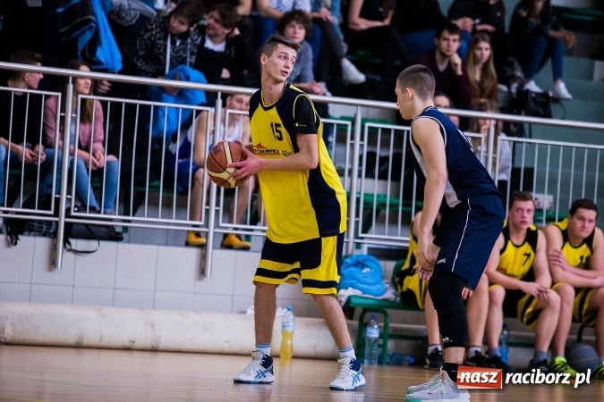 Zdjęcie w galerii na portalu naszraciborz.pl: Koszykówka chłopców szkół ponadgimnazjalnych w Arenie Rafako wiadomości z regionu