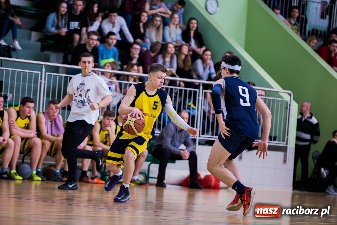 Zdjęcie w galerii na portalu naszraciborz.pl: Koszykówka chłopców szkół ponadgimnazjalnych w Arenie Rafako wiadomości z regionu