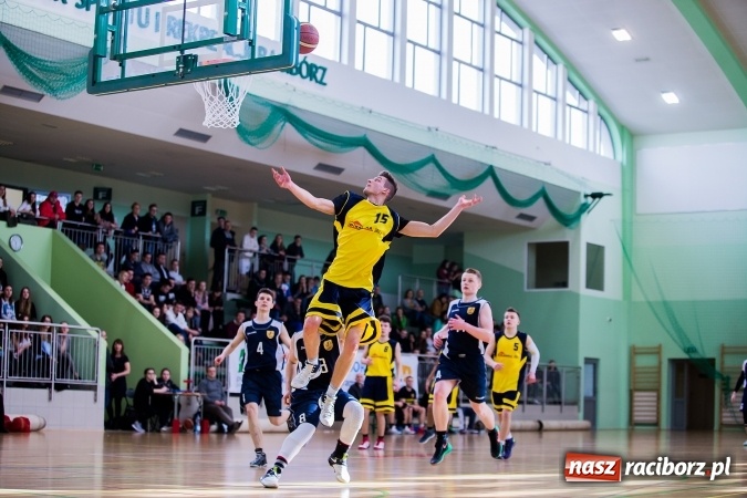 Zdjęcie w galerii na portalu naszraciborz.pl: Koszykówka chłopców szkół ponadgimnazjalnych w Arenie Rafako wiadomości z regionu