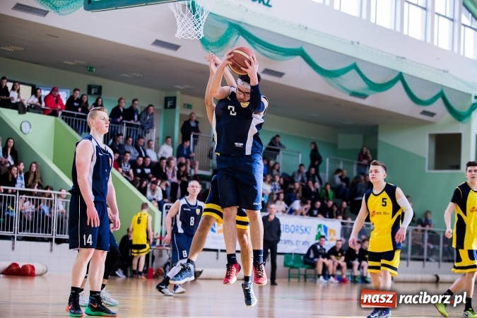 Zdjęcie w galerii na portalu naszraciborz.pl: Koszykówka chłopców szkół ponadgimnazjalnych w Arenie Rafako wiadomości z regionu