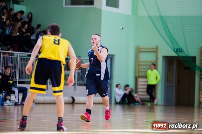 Zdjęcie w galerii na portalu naszraciborz.pl: Koszykówka chłopców szkół ponadgimnazjalnych w Arenie Rafako wiadomości z regionu