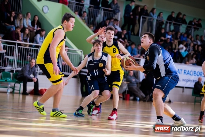 Zdjęcie w galerii na portalu naszraciborz.pl: Koszykówka chłopców szkół ponadgimnazjalnych w Arenie Rafako wiadomości z regionu