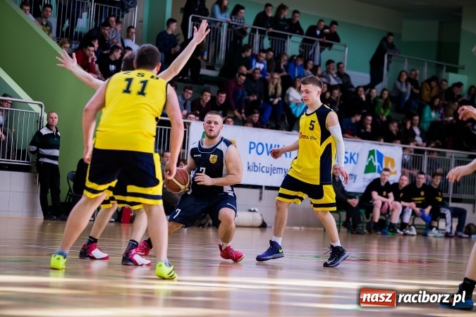 Zdjęcie w galerii na portalu naszraciborz.pl: Koszykówka chłopców szkół ponadgimnazjalnych w Arenie Rafako wiadomości z regionu