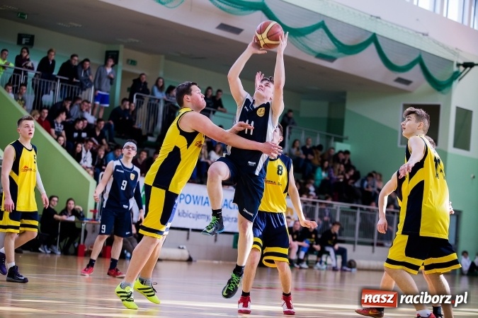 Zdjęcie w galerii na portalu naszraciborz.pl: Koszykówka chłopców szkół ponadgimnazjalnych w Arenie Rafako wiadomości z regionu