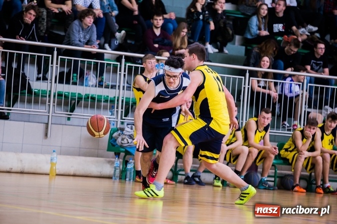 Zdjęcie w galerii na portalu naszraciborz.pl: Koszykówka chłopców szkół ponadgimnazjalnych w Arenie Rafako wiadomości z regionu