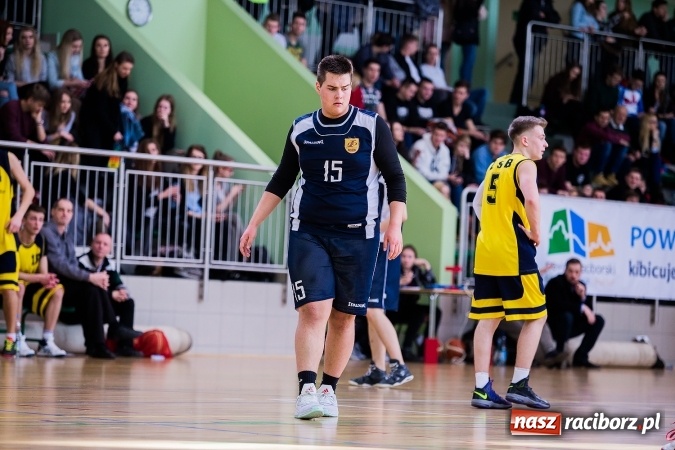 Zdjęcie w galerii na portalu naszraciborz.pl: Koszykówka chłopców szkół ponadgimnazjalnych w Arenie Rafako wiadomości z regionu