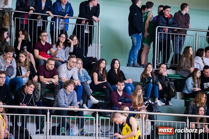 Zdjęcie w galerii na portalu naszraciborz.pl: Koszykówka chłopców szkół ponadgimnazjalnych w Arenie Rafako wiadomości z regionu