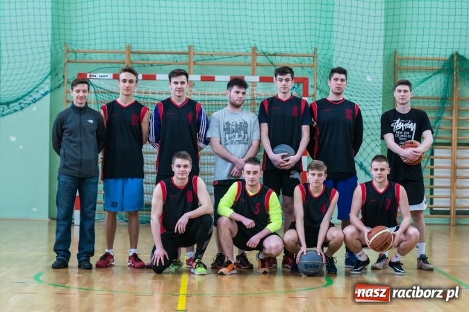 Zdjęcie w galerii na portalu naszraciborz.pl: Koszykówka chłopców szkół ponadgimnazjalnych w Arenie Rafako wiadomości z regionu