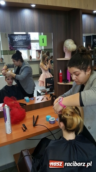 Zdjęcie w galerii na portalu naszraciborz.pl: Stylizacja na Czerwony Dywan, czyli konkurs fryzjerski w CKZiU nr 1 wiadomości z regionu