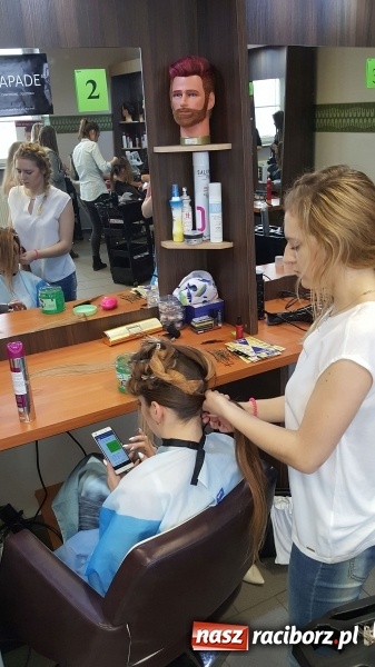 Zdjęcie w galerii na portalu naszraciborz.pl: Stylizacja na Czerwony Dywan, czyli konkurs fryzjerski w CKZiU nr 1 wiadomości z regionu