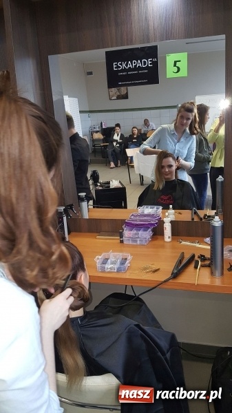 Zdjęcie w galerii na portalu naszraciborz.pl: Stylizacja na Czerwony Dywan, czyli konkurs fryzjerski w CKZiU nr 1 wiadomości z regionu