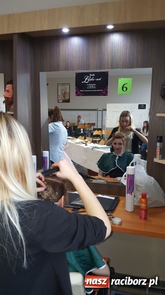 Zdjęcie w galerii na portalu naszraciborz.pl: Stylizacja na Czerwony Dywan, czyli konkurs fryzjerski w CKZiU nr 1 wiadomości z regionu