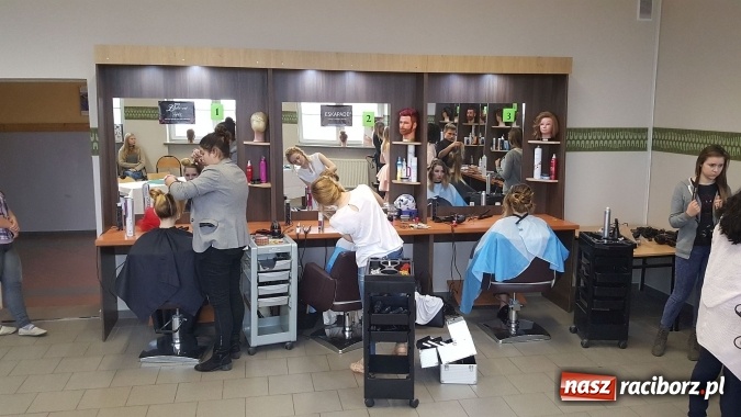Zdjęcie w galerii na portalu naszraciborz.pl: Stylizacja na Czerwony Dywan, czyli konkurs fryzjerski w CKZiU nr 1 wiadomości z regionu