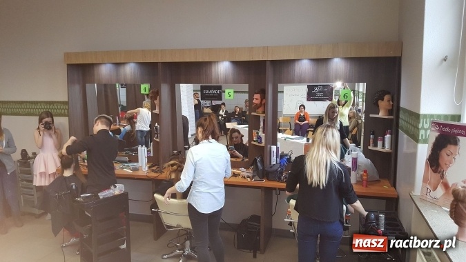 Zdjęcie w galerii na portalu naszraciborz.pl: Stylizacja na Czerwony Dywan, czyli konkurs fryzjerski w CKZiU nr 1 wiadomości z regionu