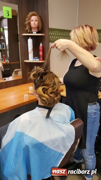 Zdjęcie w galerii na portalu naszraciborz.pl: Stylizacja na Czerwony Dywan, czyli konkurs fryzjerski w CKZiU nr 1 wiadomości z regionu