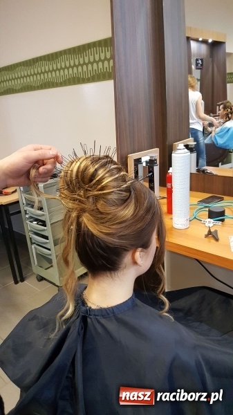 Zdjęcie w galerii na portalu naszraciborz.pl: Stylizacja na Czerwony Dywan, czyli konkurs fryzjerski w CKZiU nr 1 wiadomości z regionu