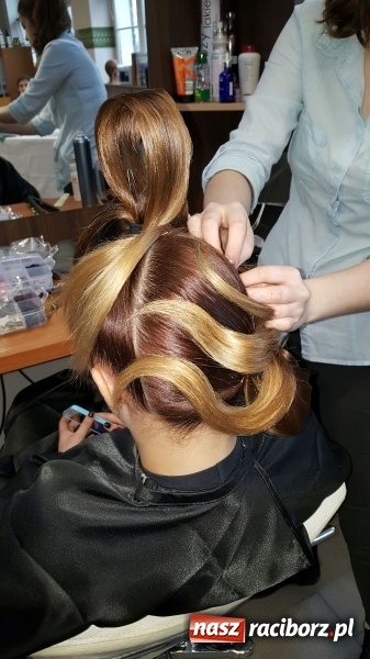 Zdjęcie w galerii na portalu naszraciborz.pl: Stylizacja na Czerwony Dywan, czyli konkurs fryzjerski w CKZiU nr 1 wiadomości z regionu