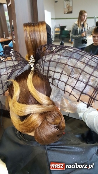 Zdjęcie w galerii na portalu naszraciborz.pl: Stylizacja na Czerwony Dywan, czyli konkurs fryzjerski w CKZiU nr 1 wiadomości z regionu