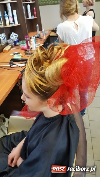 Zdjęcie w galerii na portalu naszraciborz.pl: Stylizacja na Czerwony Dywan, czyli konkurs fryzjerski w CKZiU nr 1 wiadomości z regionu