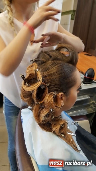 Zdjęcie w galerii na portalu naszraciborz.pl: Stylizacja na Czerwony Dywan, czyli konkurs fryzjerski w CKZiU nr 1 wiadomości z regionu