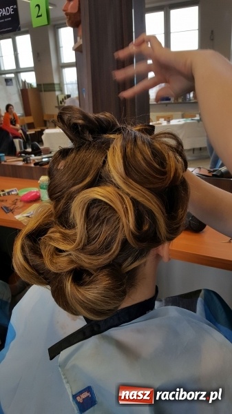 Zdjęcie w galerii na portalu naszraciborz.pl: Stylizacja na Czerwony Dywan, czyli konkurs fryzjerski w CKZiU nr 1 wiadomości z regionu
