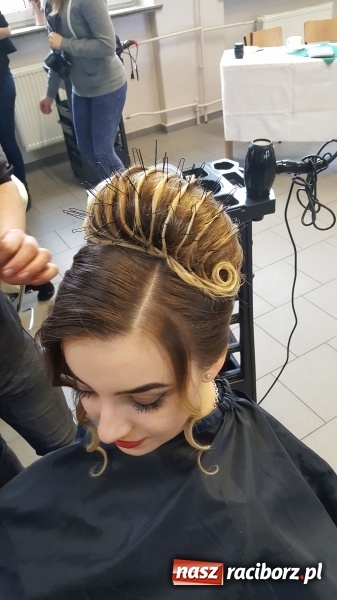 Zdjęcie w galerii na portalu naszraciborz.pl: Stylizacja na Czerwony Dywan, czyli konkurs fryzjerski w CKZiU nr 1 wiadomości z regionu