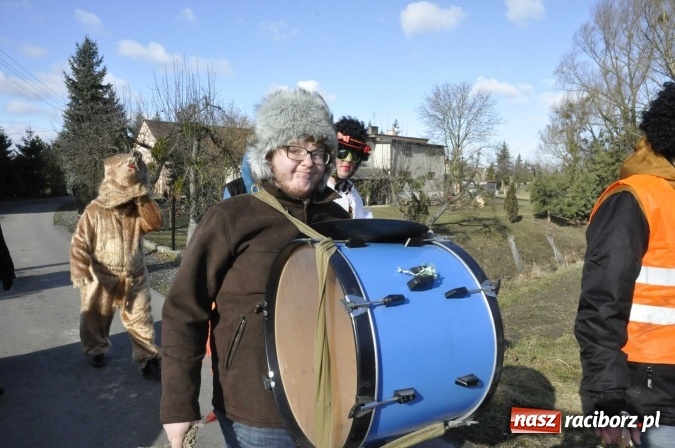 Zdjęcie w galerii na portalu naszraciborz.pl: W parafii Sławików wodzą dziś niedźwiedzia FOTO i WIDEO wiadomości z regionu